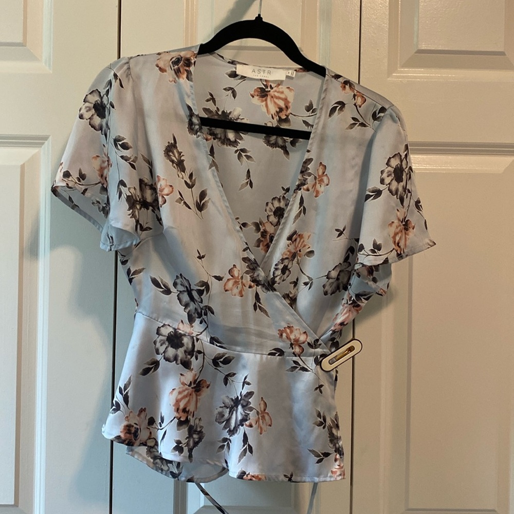 ASTR The Label Cross Body tie floral Top